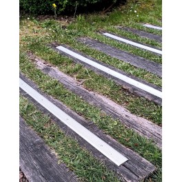 Non-slip aluminum stair tread