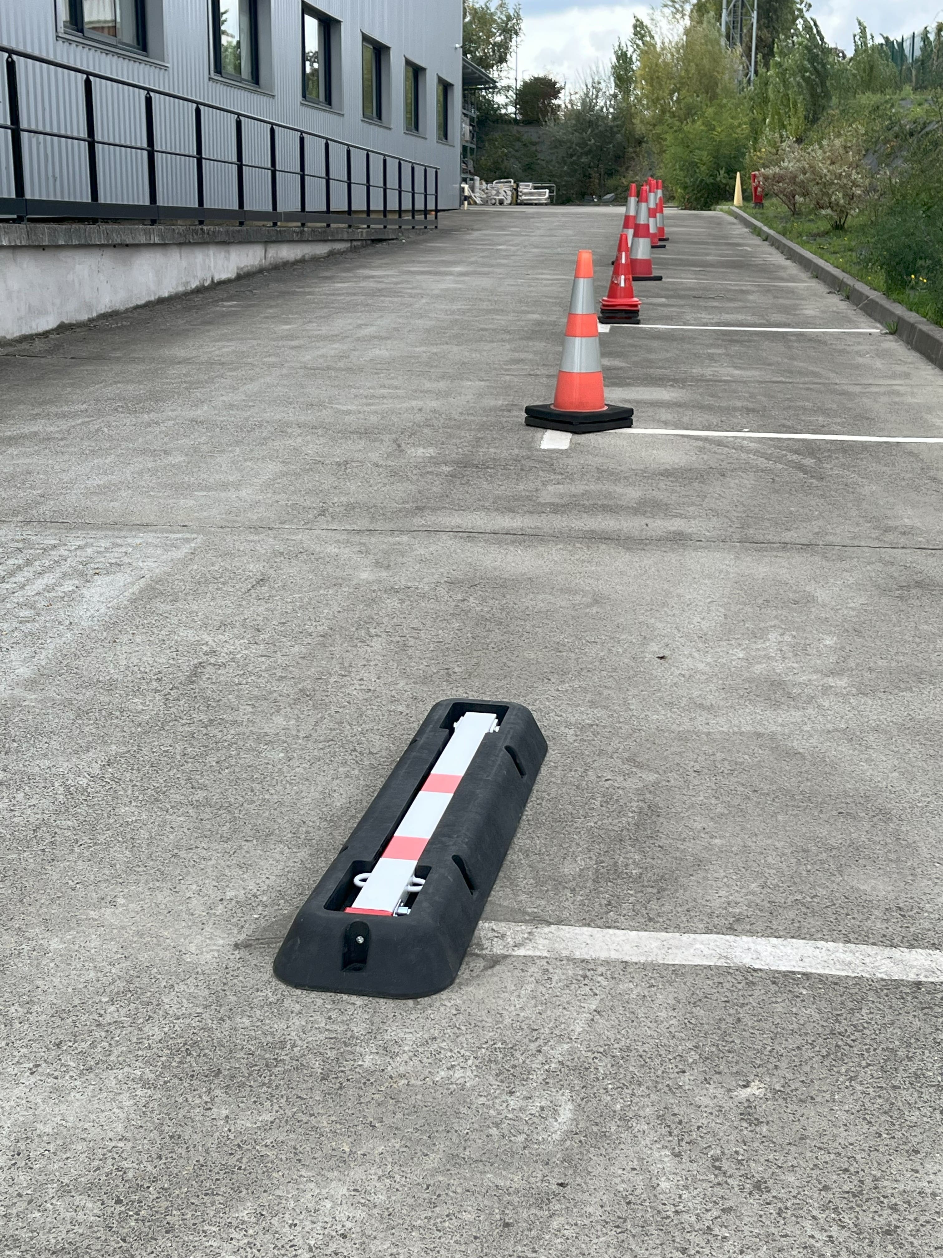 Poteau de parking rabattable avec structure