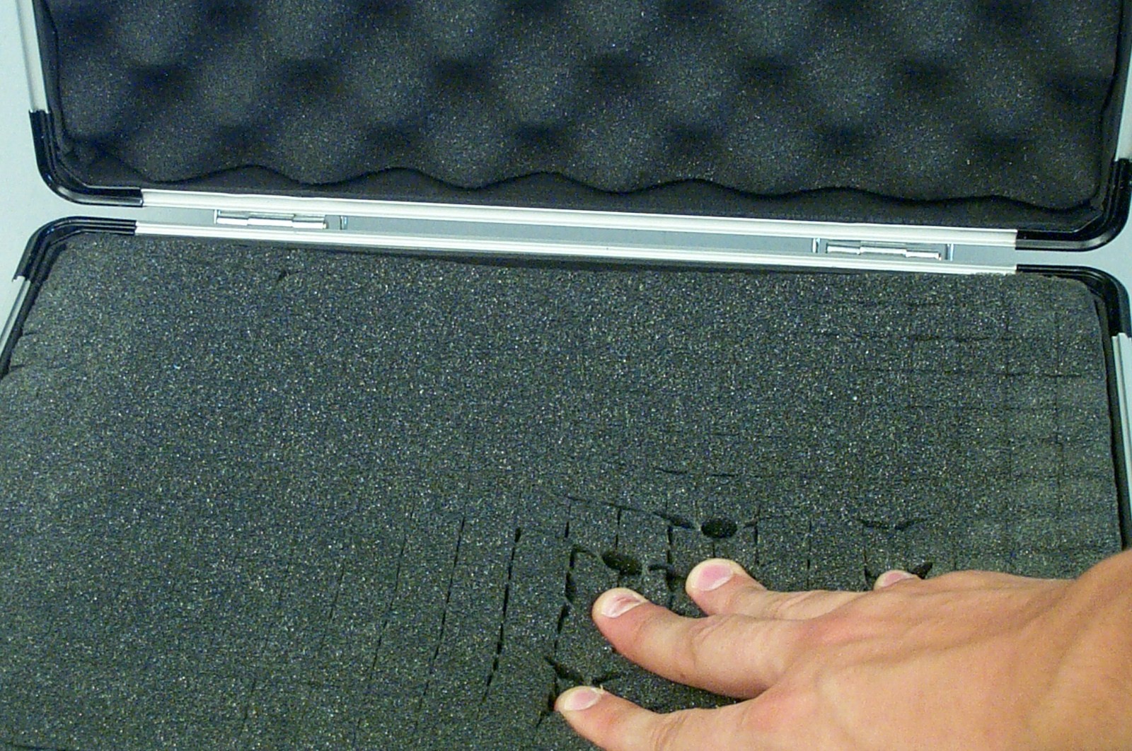 Pre-cut foam for crate