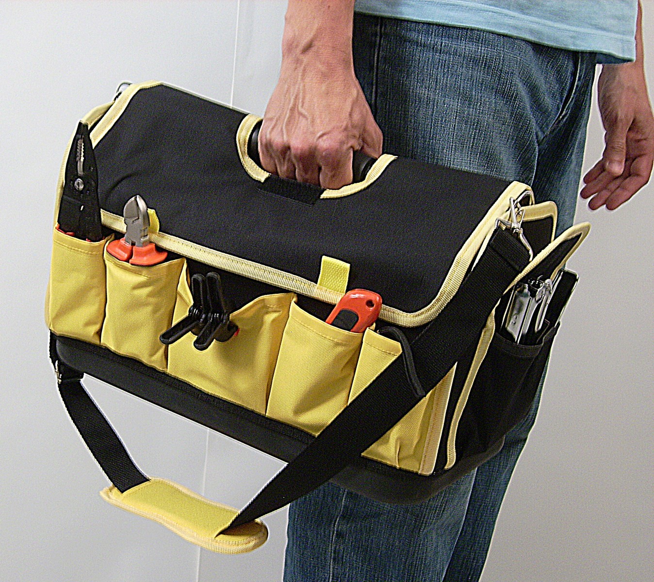 Boîte à outils avec fond rigide
