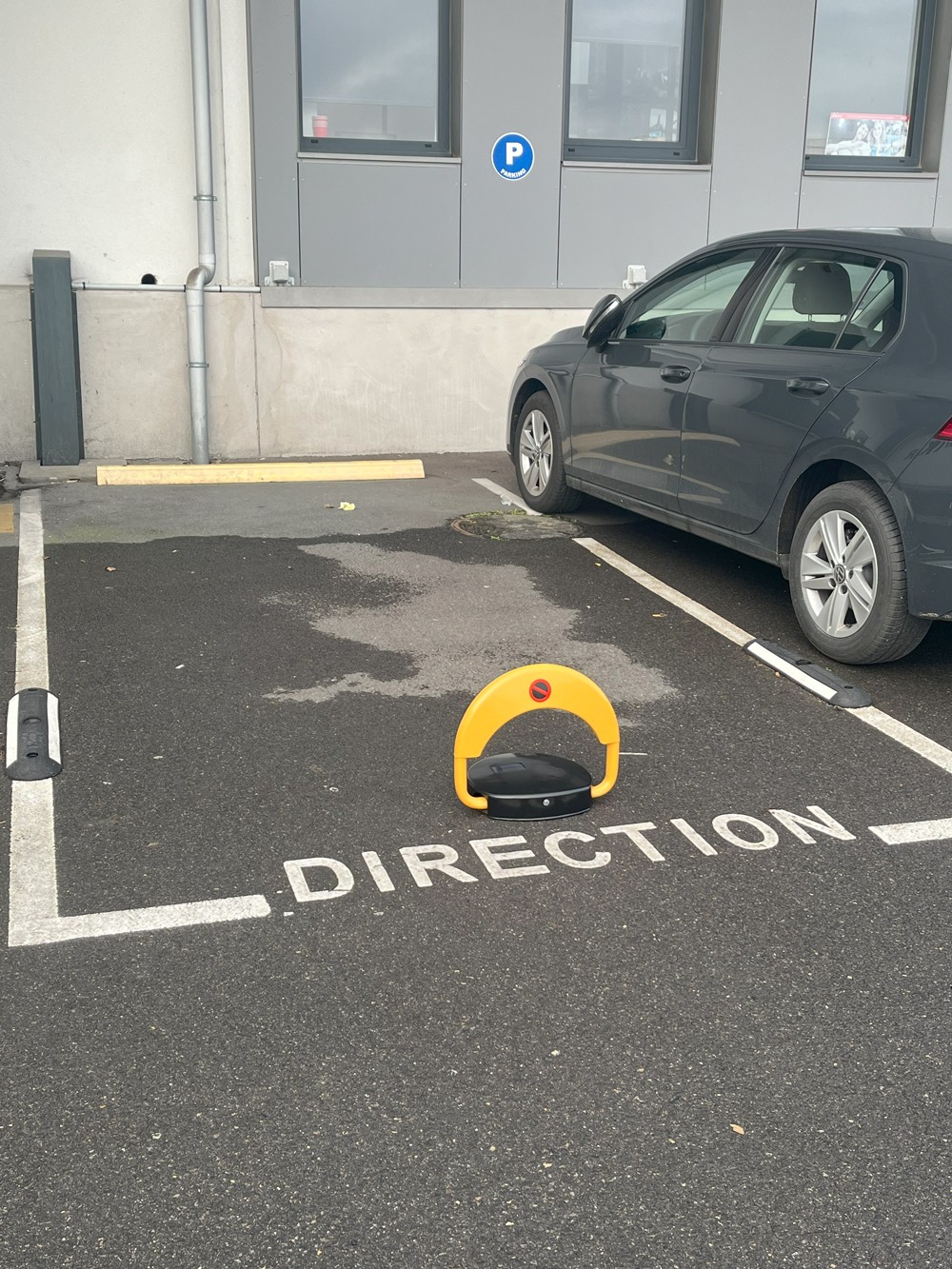 Automatic parking solar bollard