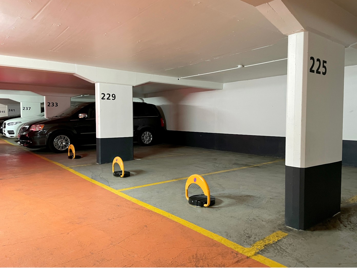 Automatic parking bollard