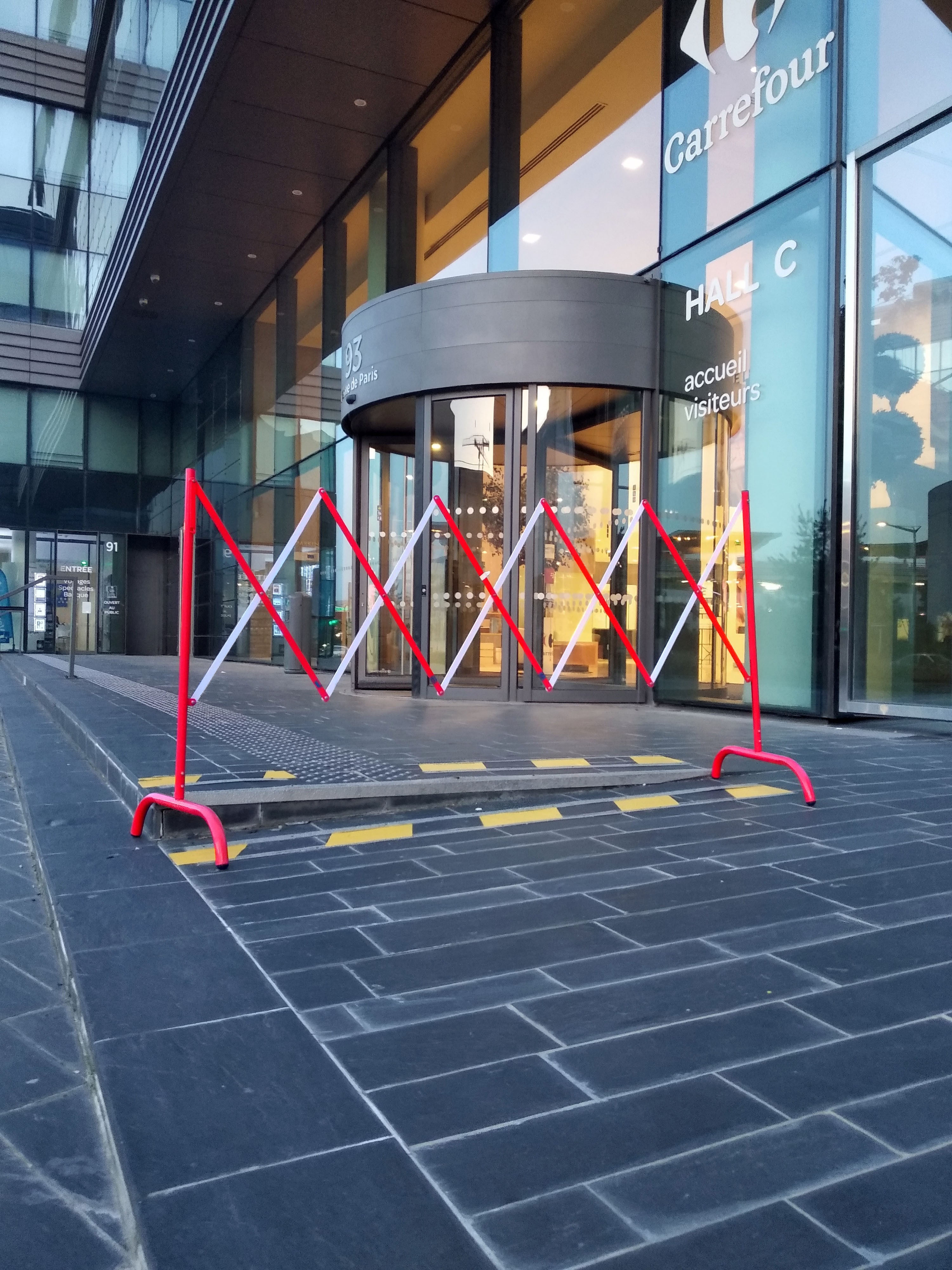 Extendable construction barrier