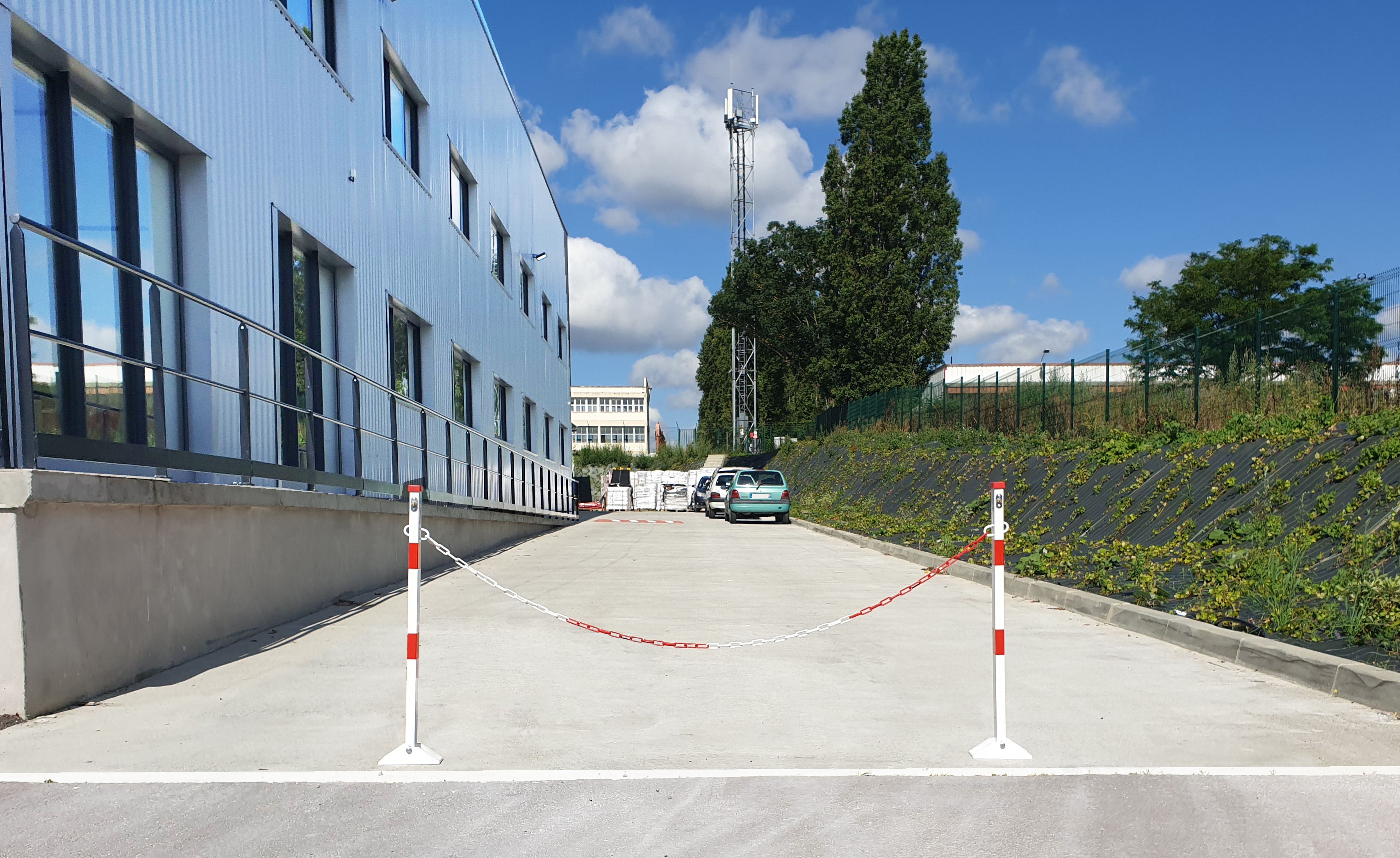 Poteau de parking rabattable