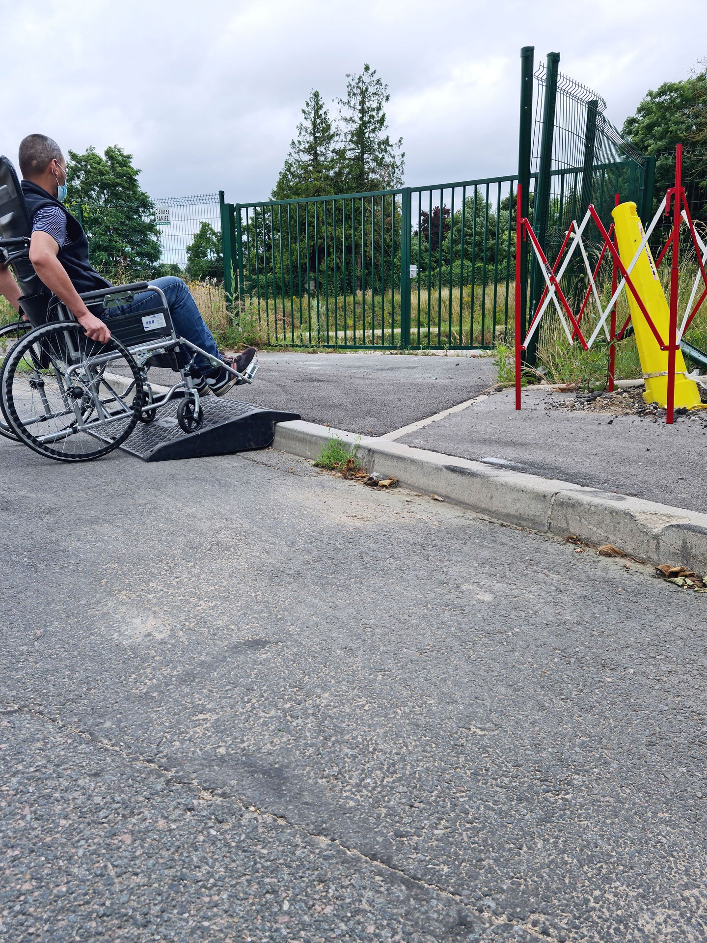 Portable wheelchair access ramp
