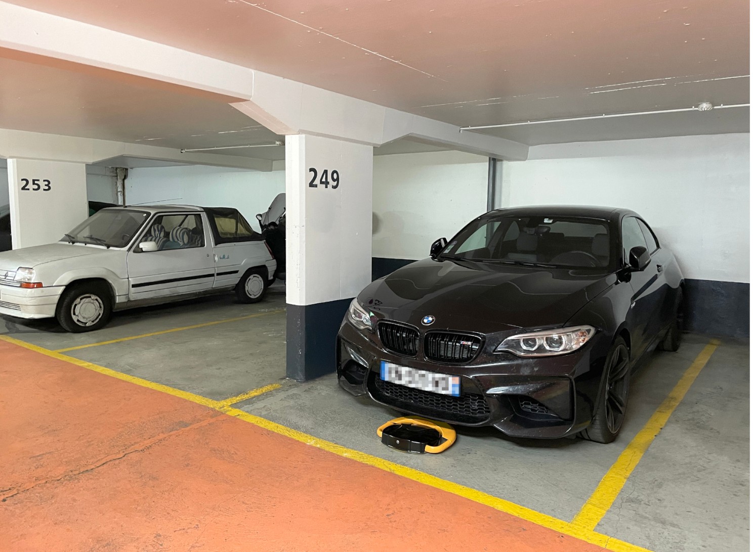 Automatic parking bollard