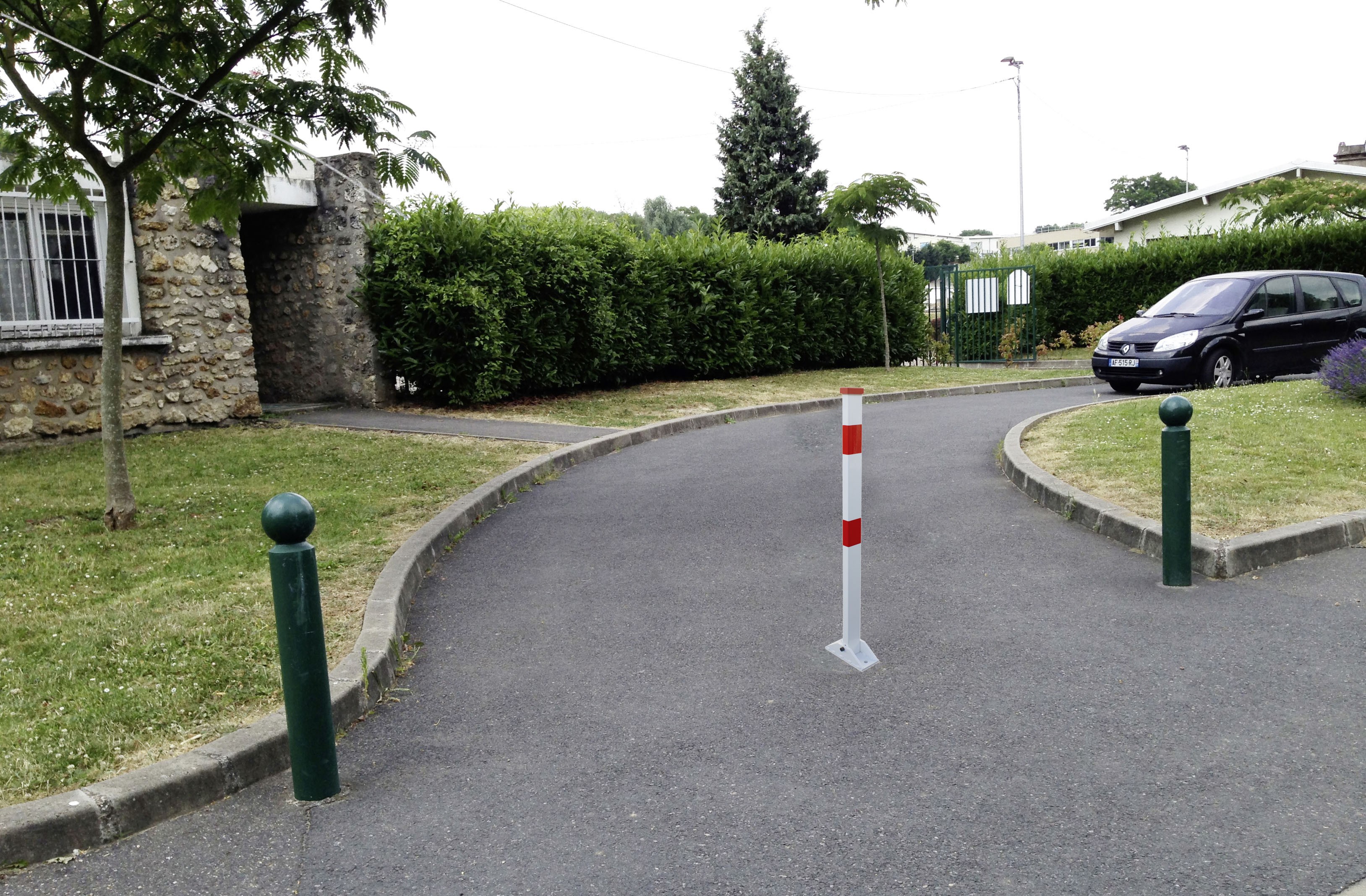 Poteau de parking rabattable