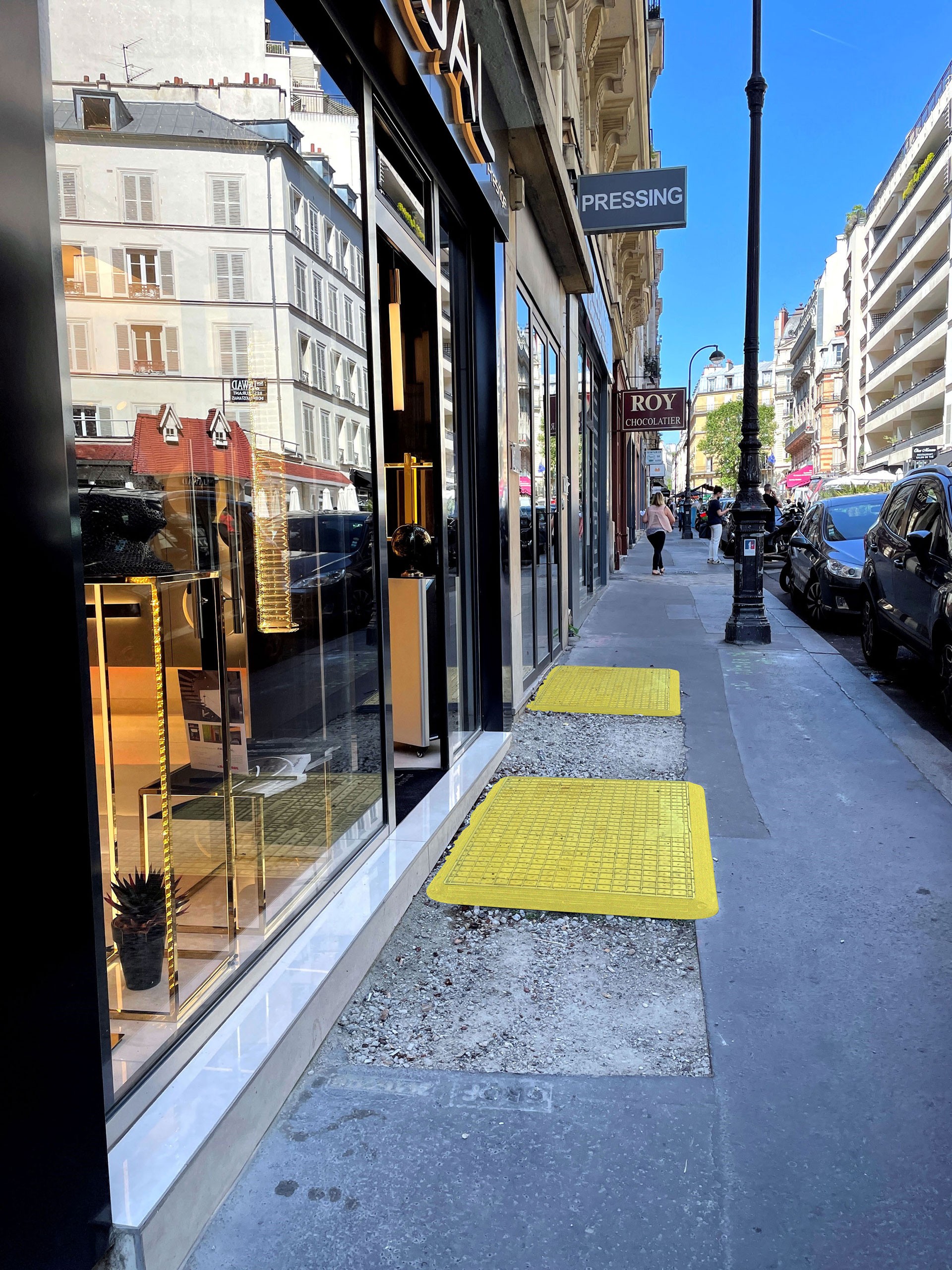 Pedestrian trench plate