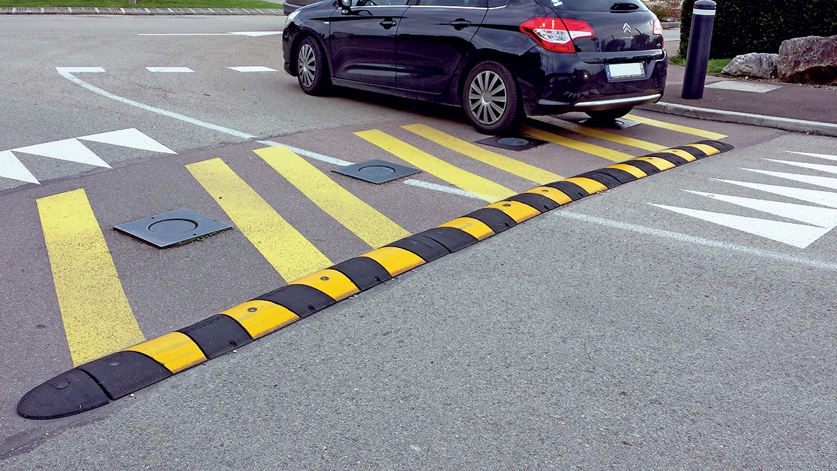 Monobloc speed bump 30 km/h