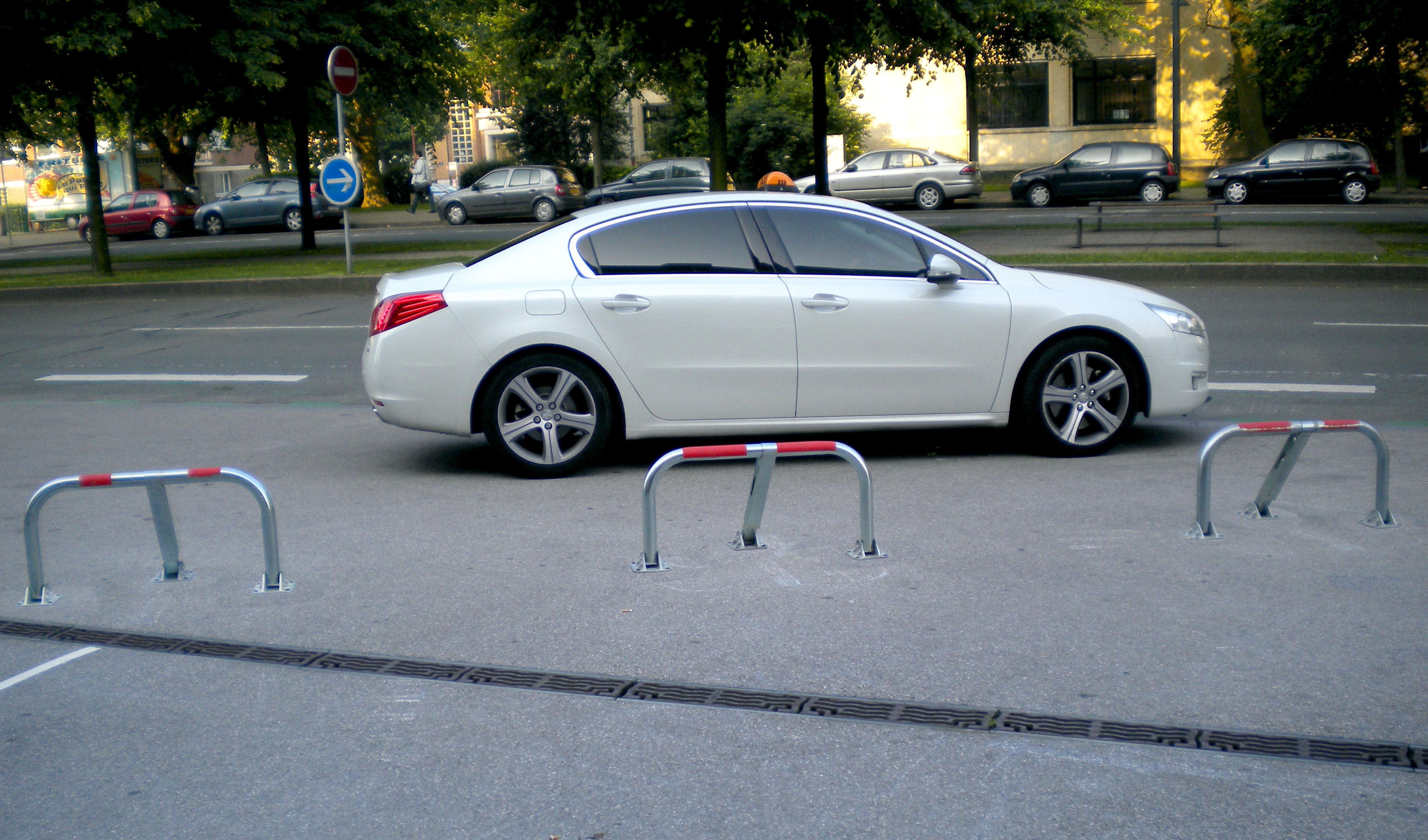 High-resistance parking bollard with cast iron feet