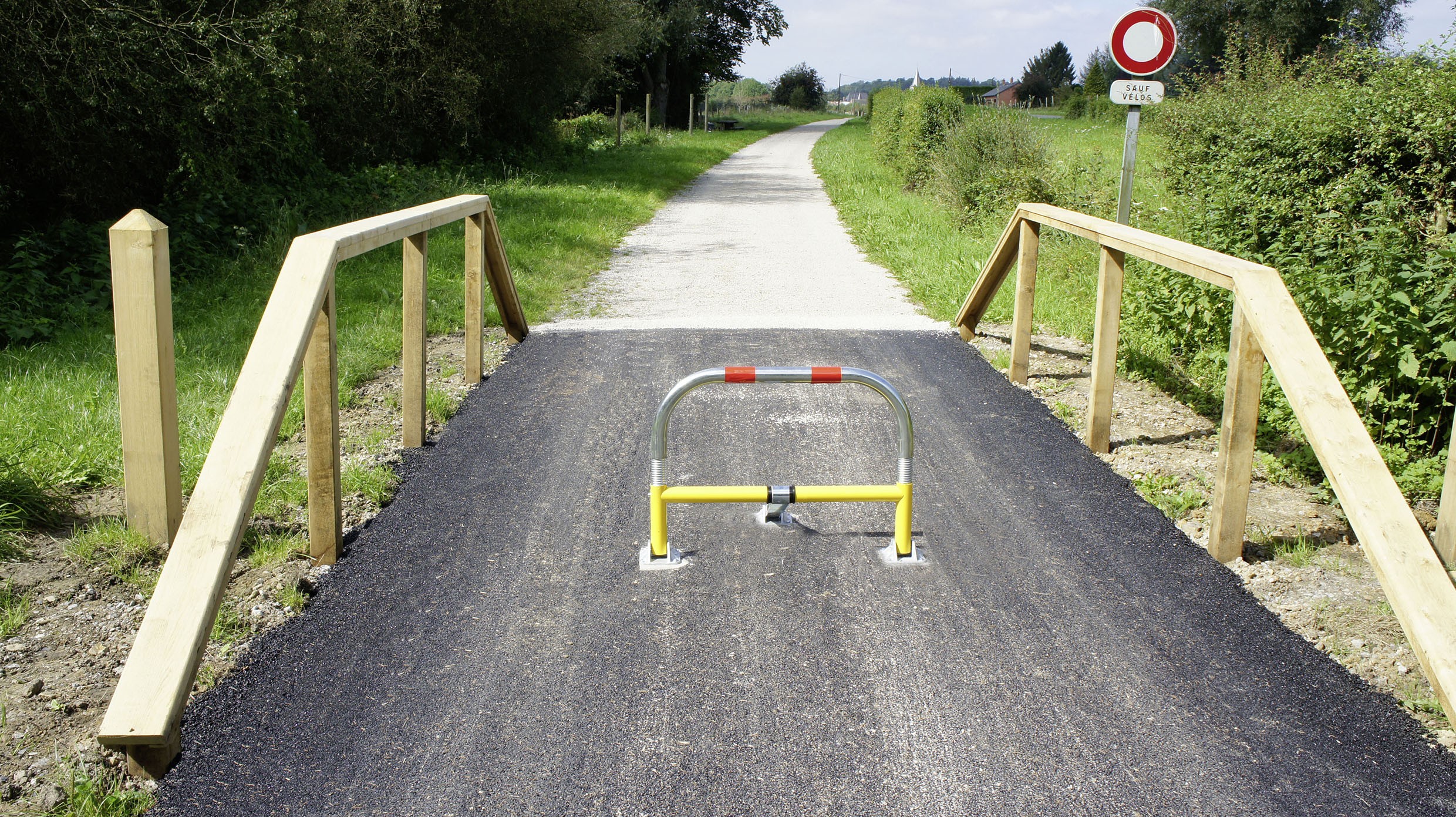 High-resistance spring-loaded parking bollard