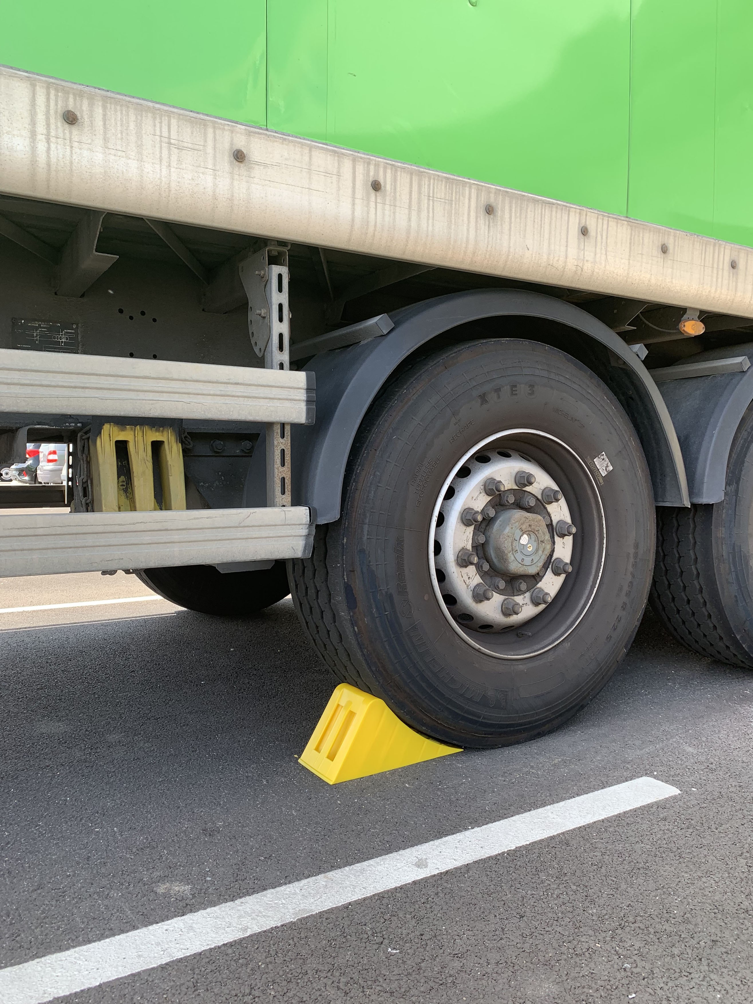 Heavy-duty wheel chock