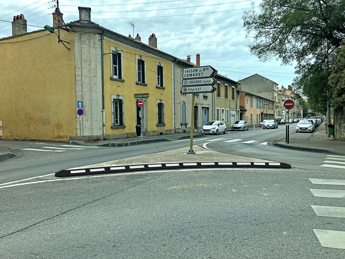 Traffic island kerb