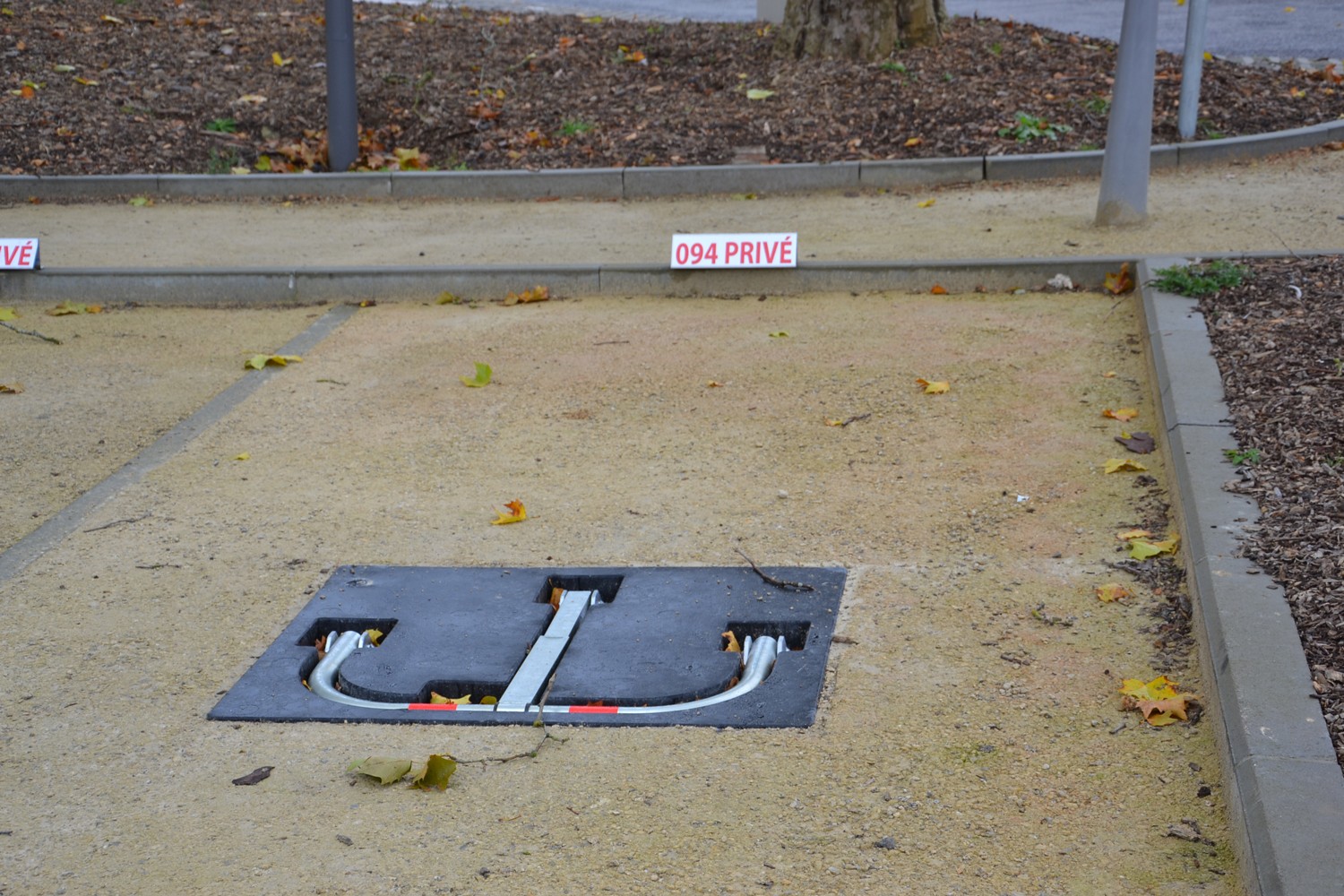High-resistance parking bollard with rubber embedment structure