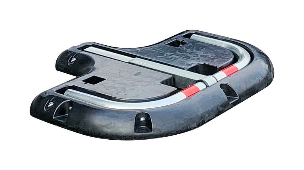 High-Resistance parking bollard with rubber mounting structure