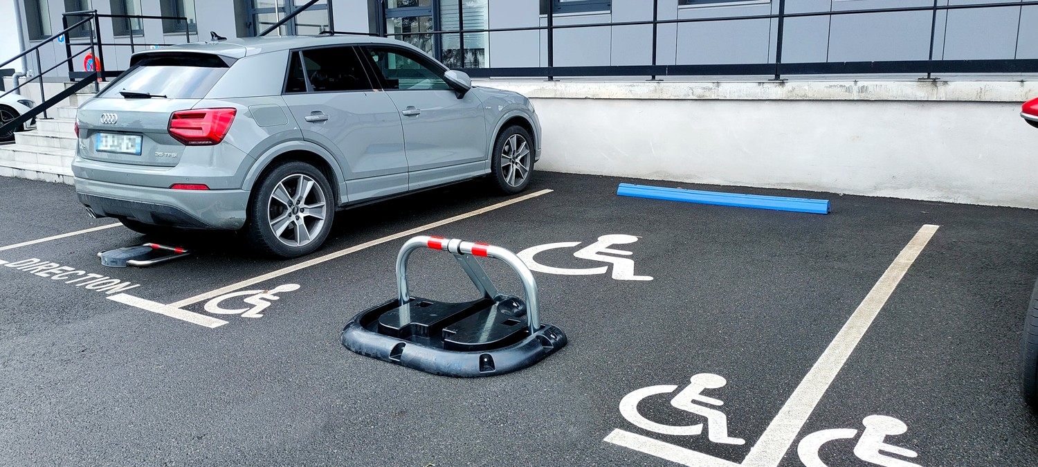 High-Resistance parking bollard with rubber mounting structure