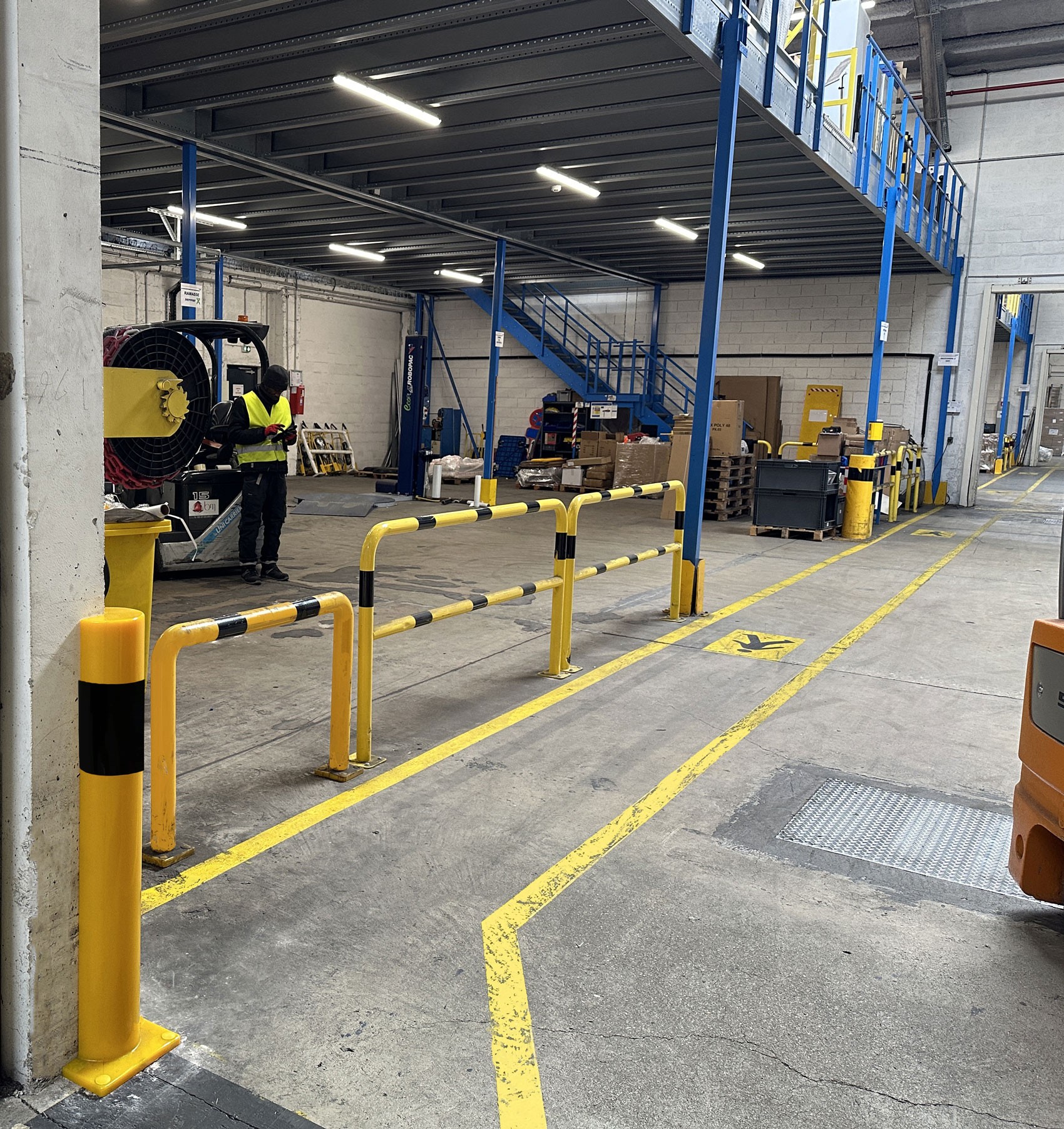 Corner protection flexible bollard