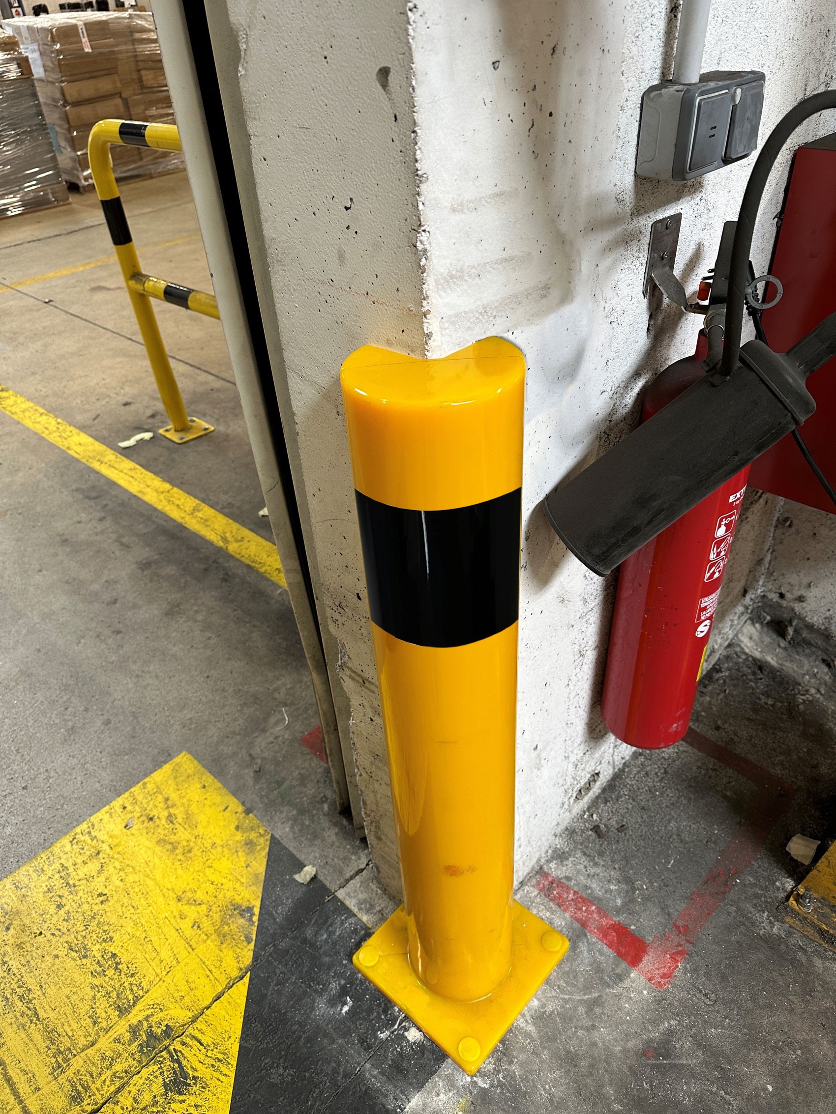 Corner protection flexible bollard