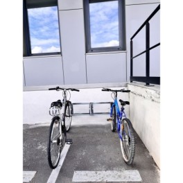 Wall-mounted 3 bikes rack