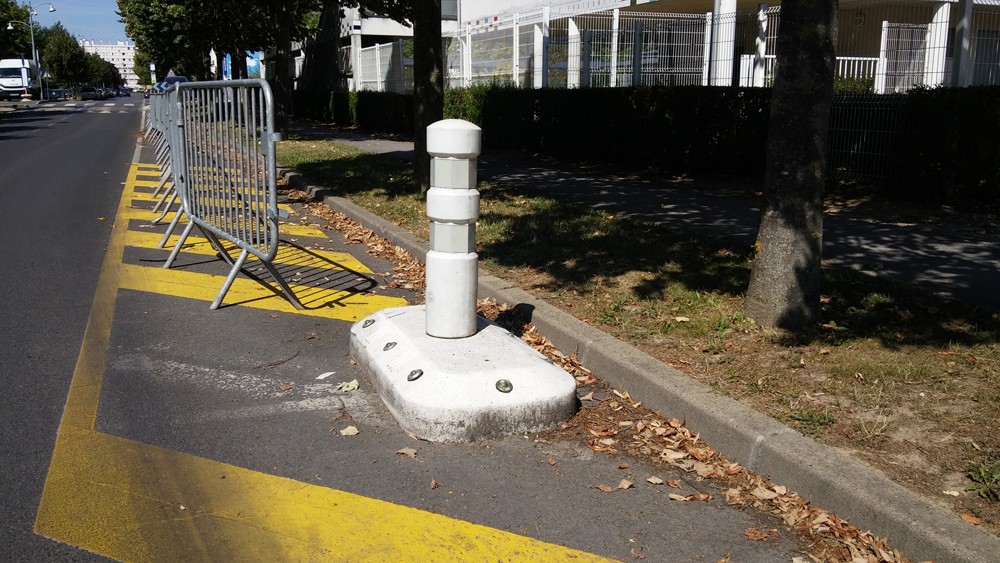 Glass reflective marker