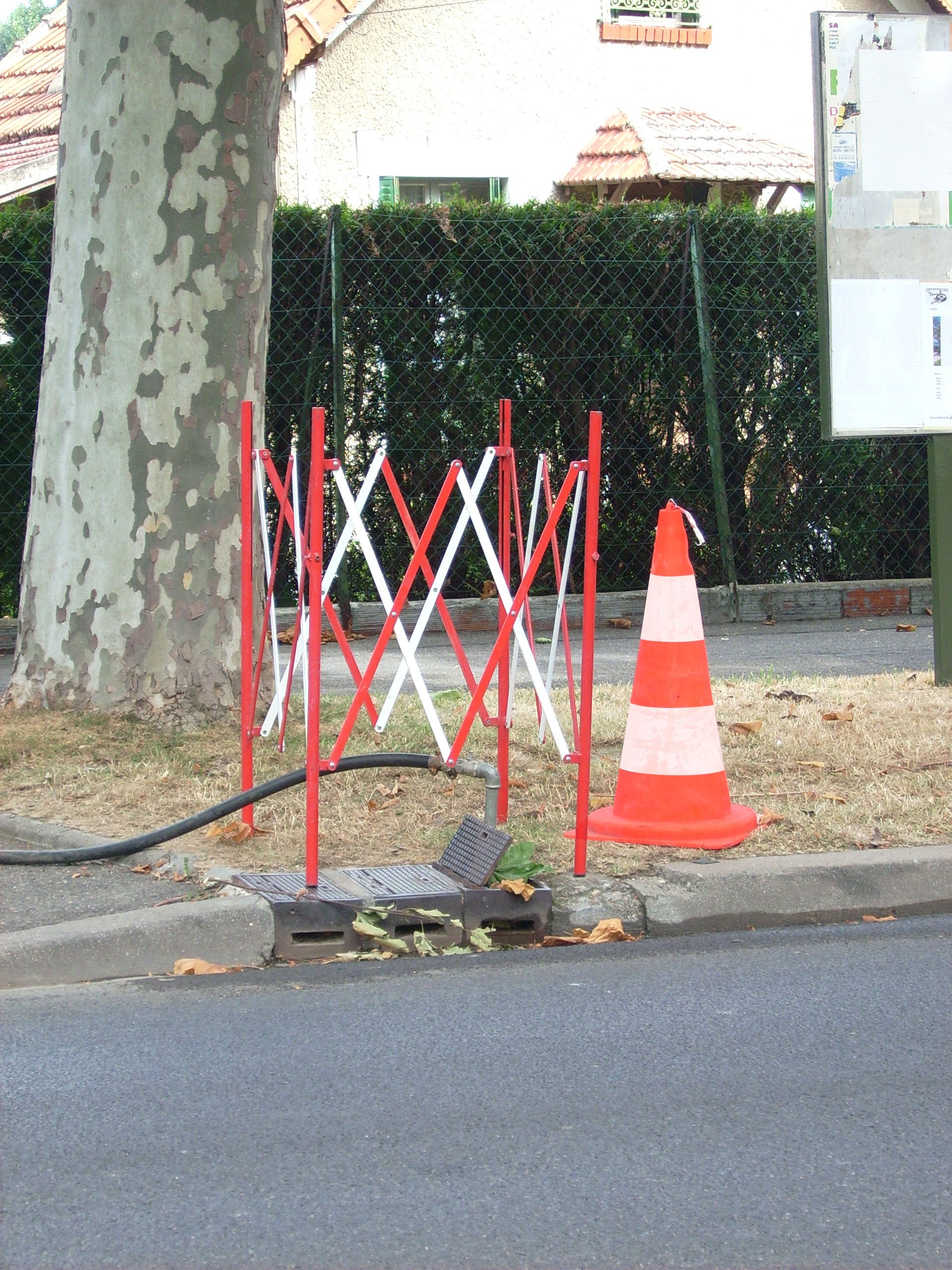 Square extendable construction barrier