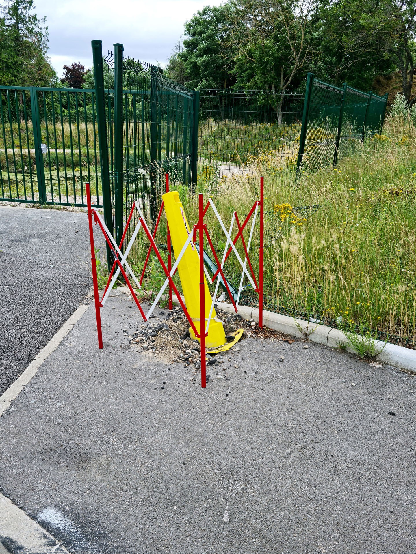 Square extendable construction barrier