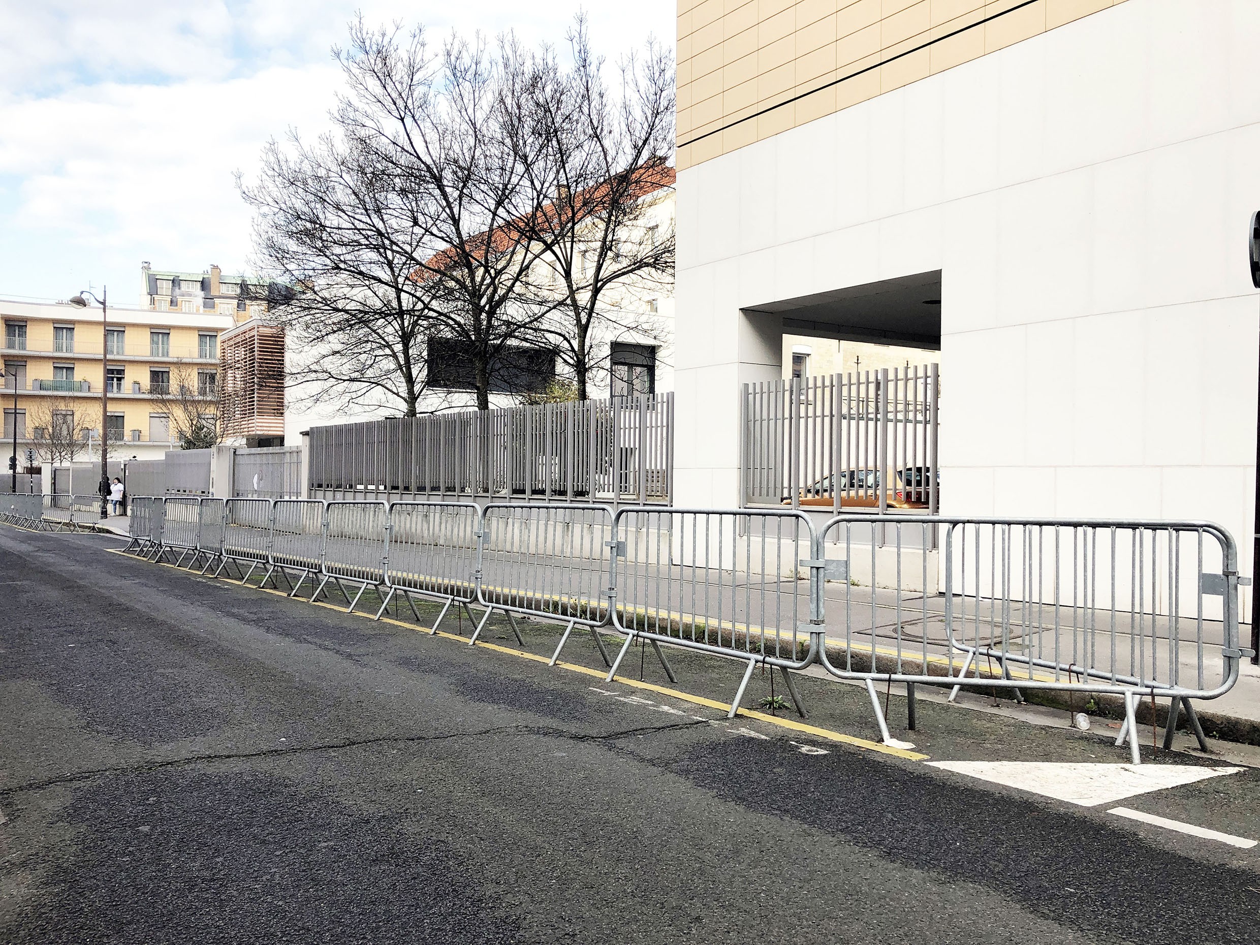 Galvanized crowd control barrier
