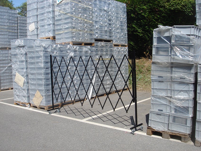 Extendable steel safety barrier