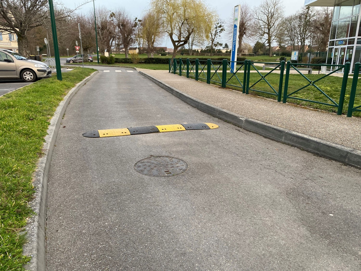 Complete black/yellow modular speed bump