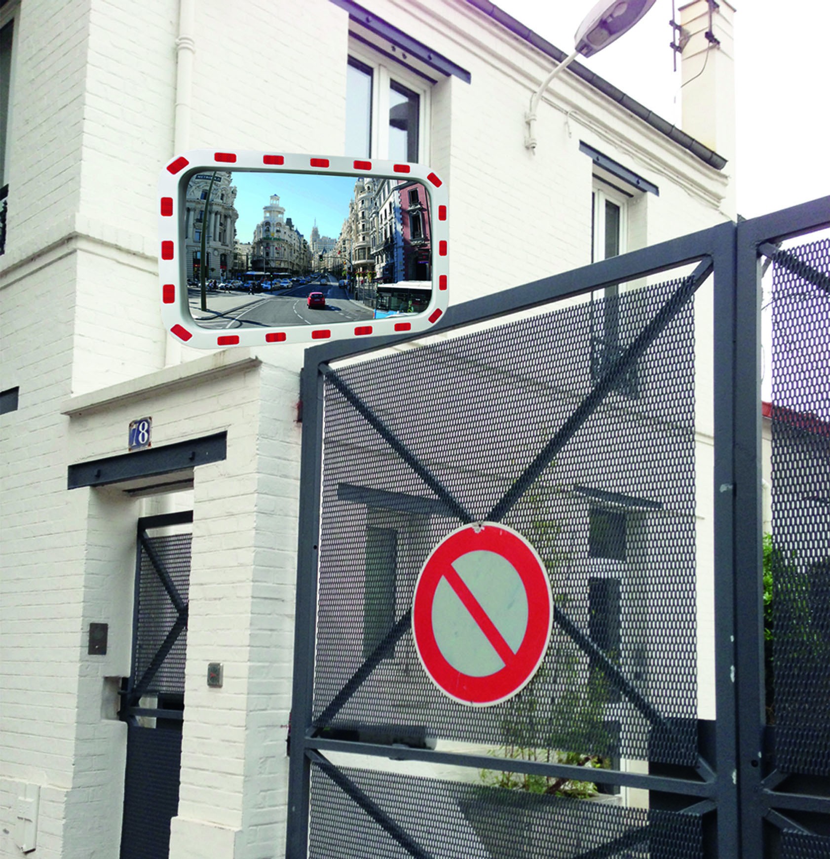 Miroir de voirie avec bandes réfléchissantes