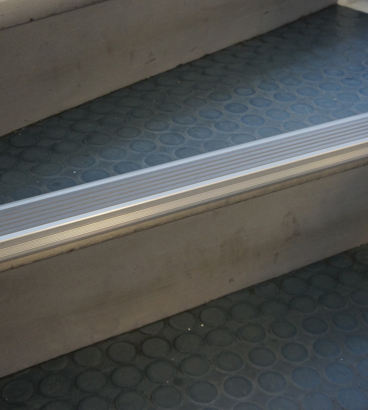 Non-slip aluminum stair nosing