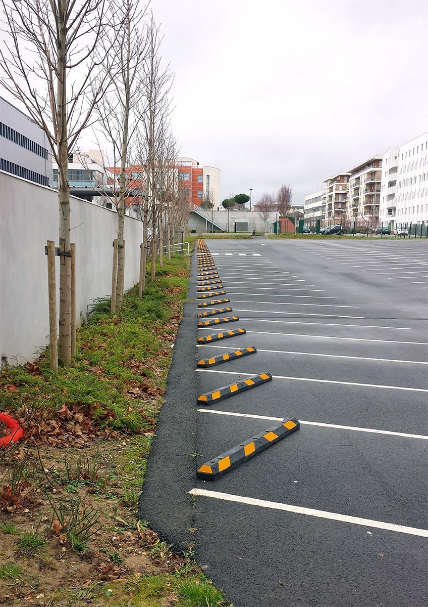 Black/Yellow rubber parking stop