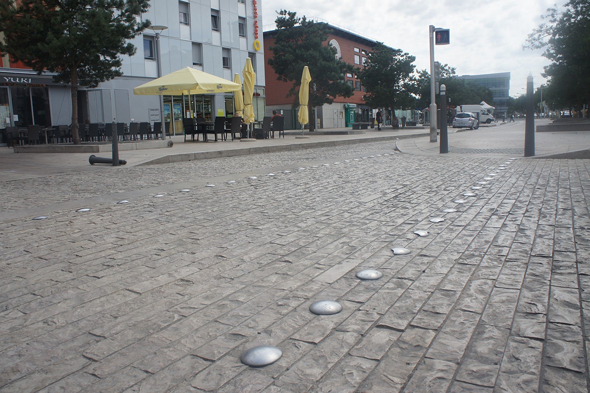 Stainless steel road stud