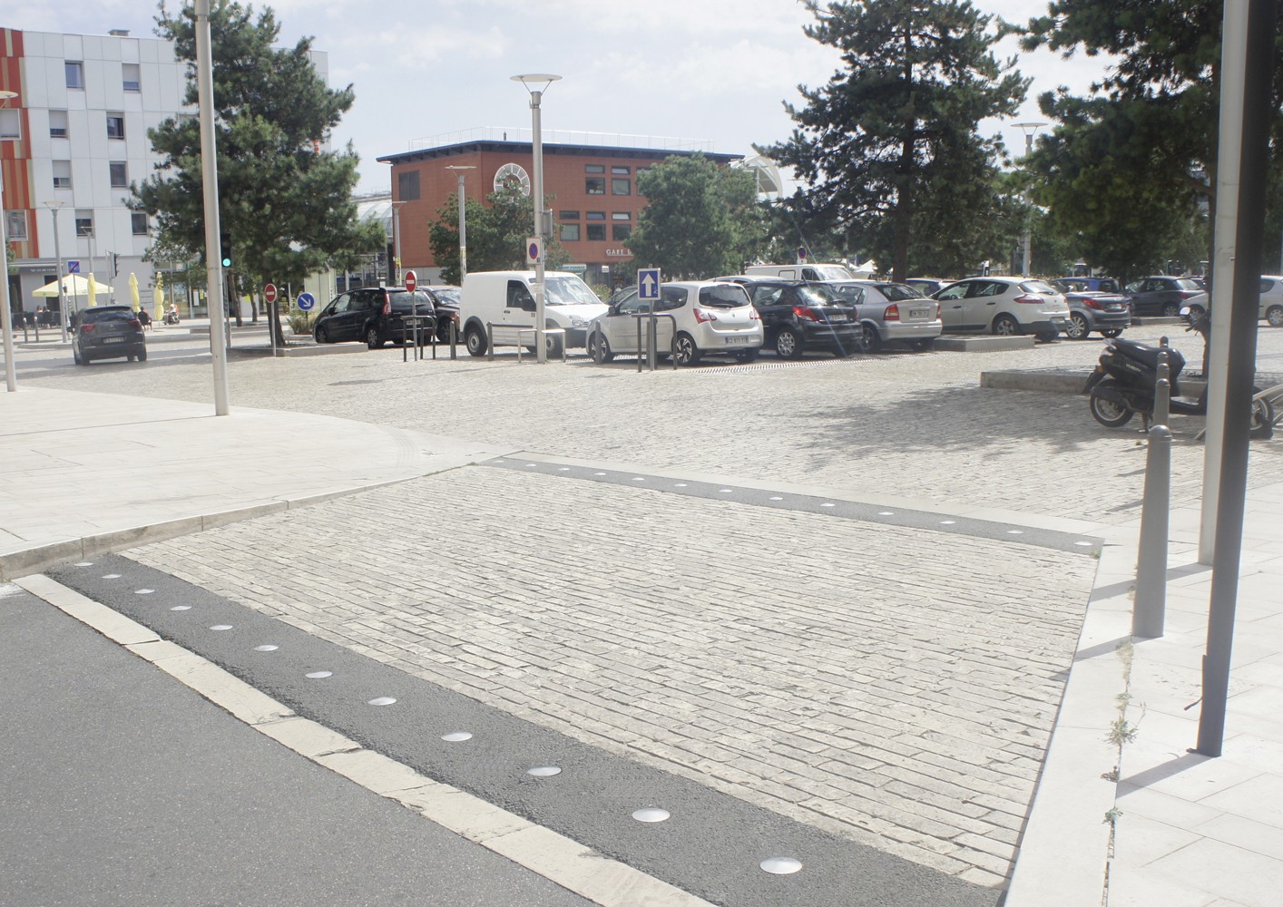 Stainless steel road stud