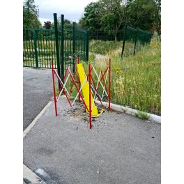 Square extendable construction barrier